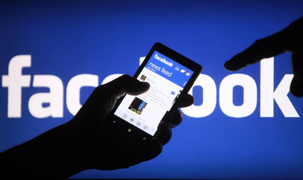 Facebook: no alla sigaretta elettronica