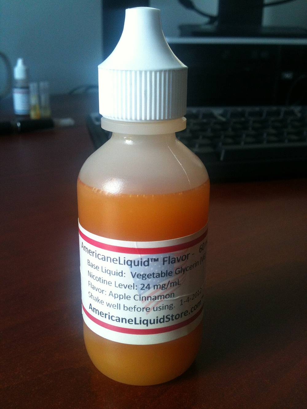 Flacone trasparente di liquido per sigaretta elettronica