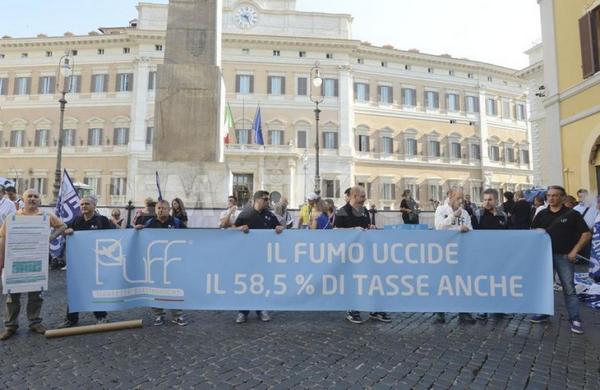 la-protesta-anti-tassa-sulla-e-cig