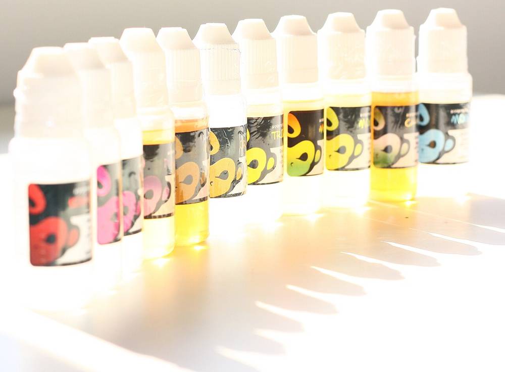 Flaconi di liquido per sigaretta elettronica con etichette colorate