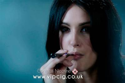 Per la prima volta uno spot pubblicitario mostra una sigaretta elettronica [VIDEO]